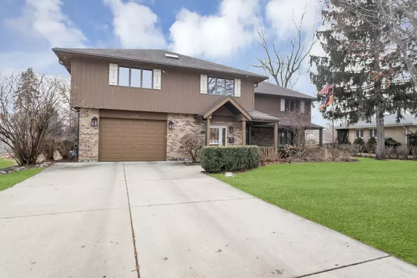 Arlington Heights, IL 60005,1415 W Hawthorne ST