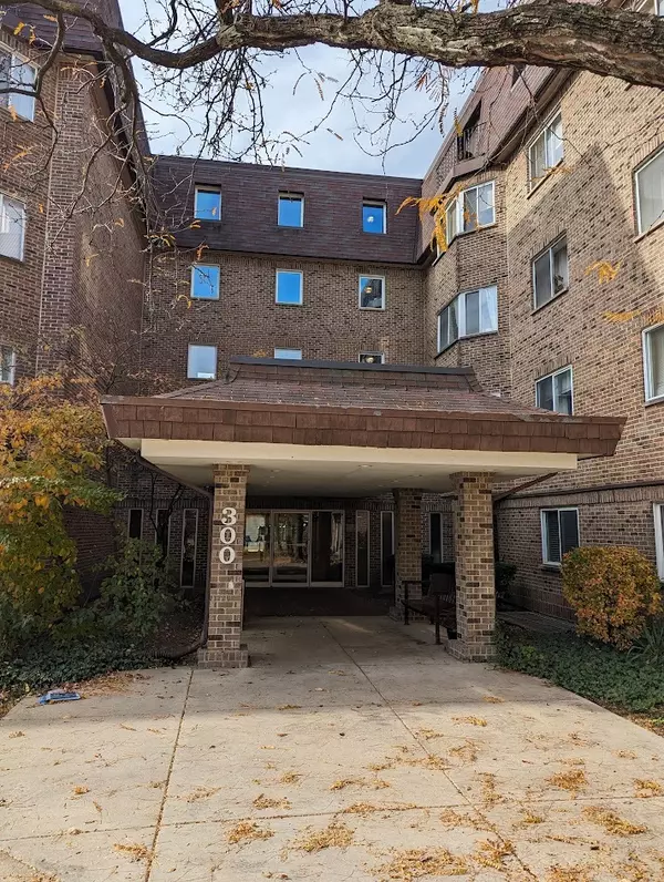 300 S Roselle RD #111, Schaumburg, IL 60193