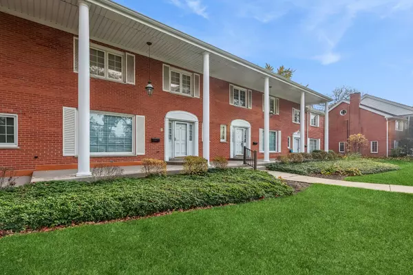 27 N Tower RD #27, Oak Brook, IL 60523