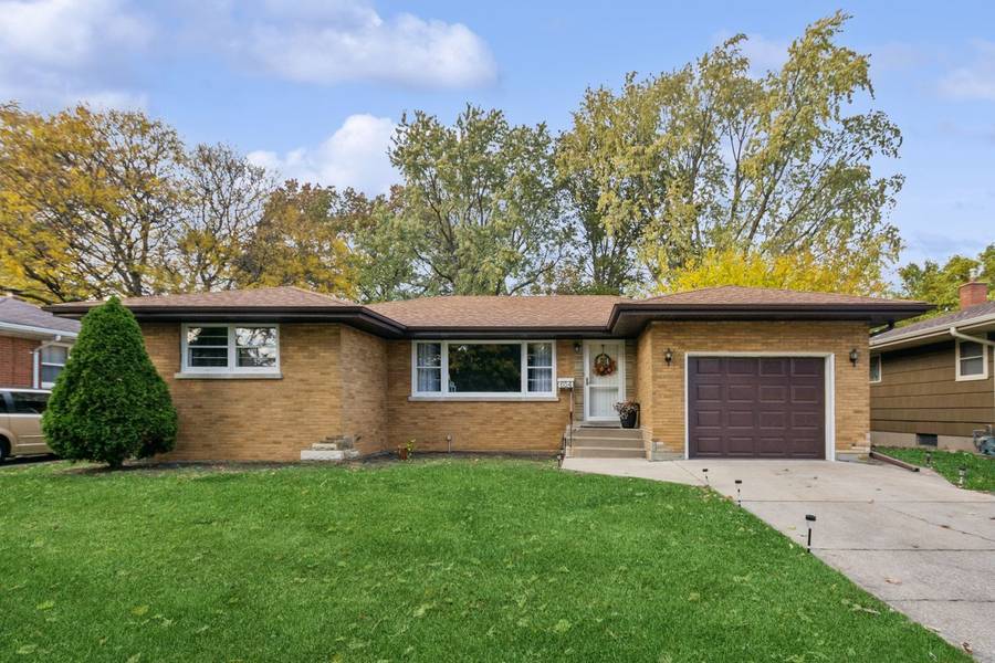 654 E 161st PL, South Holland, IL 60473