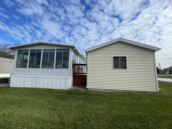 Beecher, IL 60401,5 Swan LN