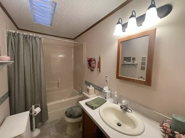 Beecher, IL 60401,5 Swan LN