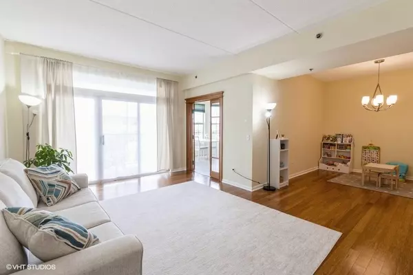 Rolling Meadows, IL 60008,3135 Town Square DR #106