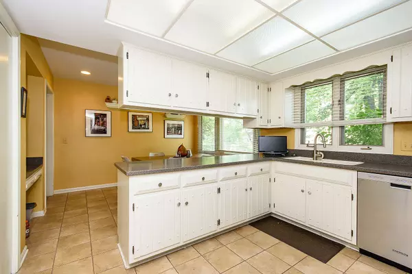 Deerfield, IL 60015,1385 Montgomery DR