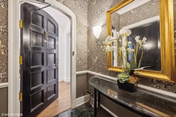 Chicago, IL 60610,1320 N STATE ST #2B