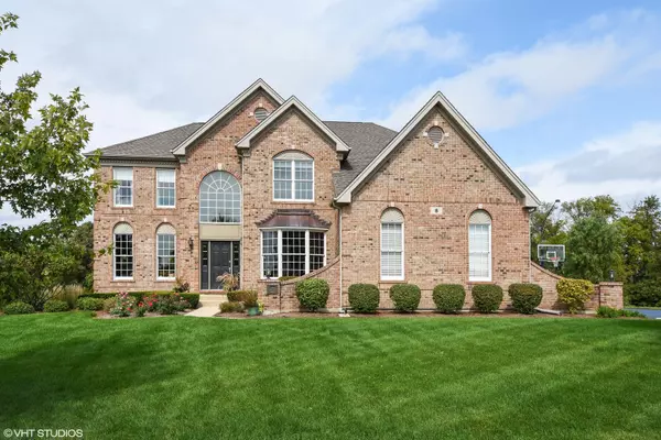 8 Glen Club CT, Hawthorn Woods, IL 60047