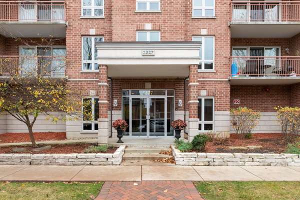 1327 E Washington ST #506, Des Plaines, IL 60016