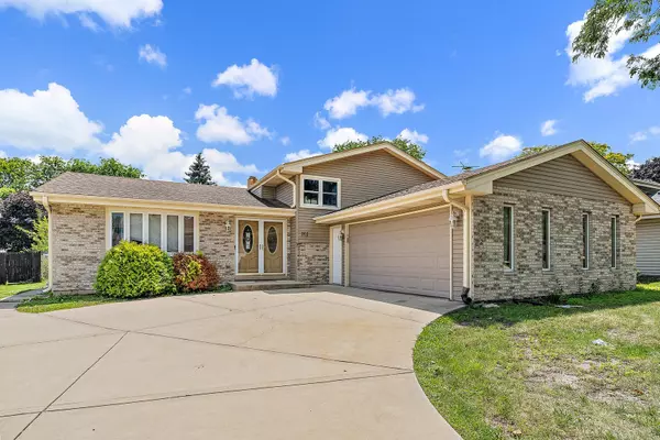 302 Canyon TRL, Carol Stream, IL 60188