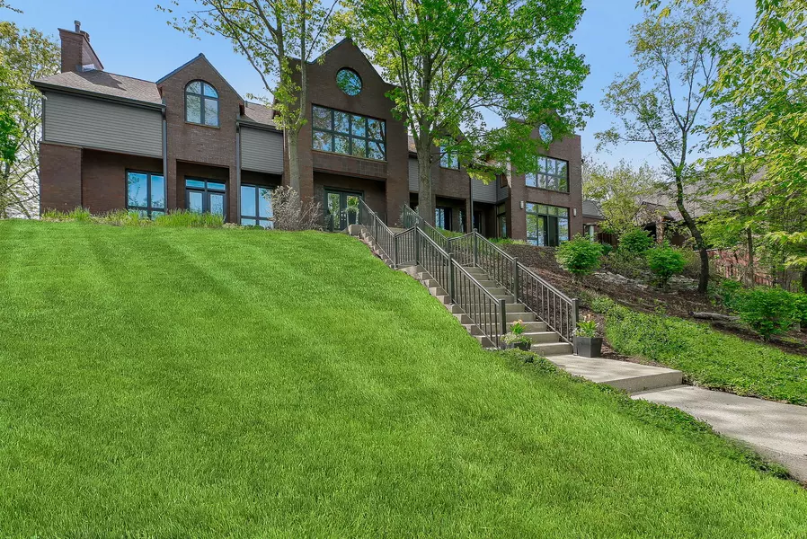 8425 Hickory CT, Burr Ridge, IL 60527