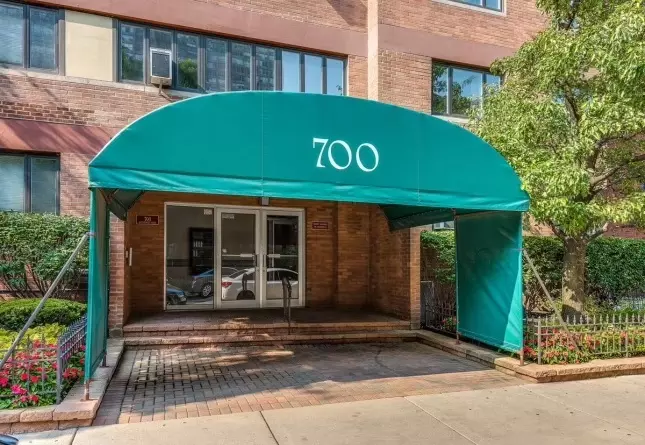 700 W Bittersweet PL #706, Chicago, IL 60613