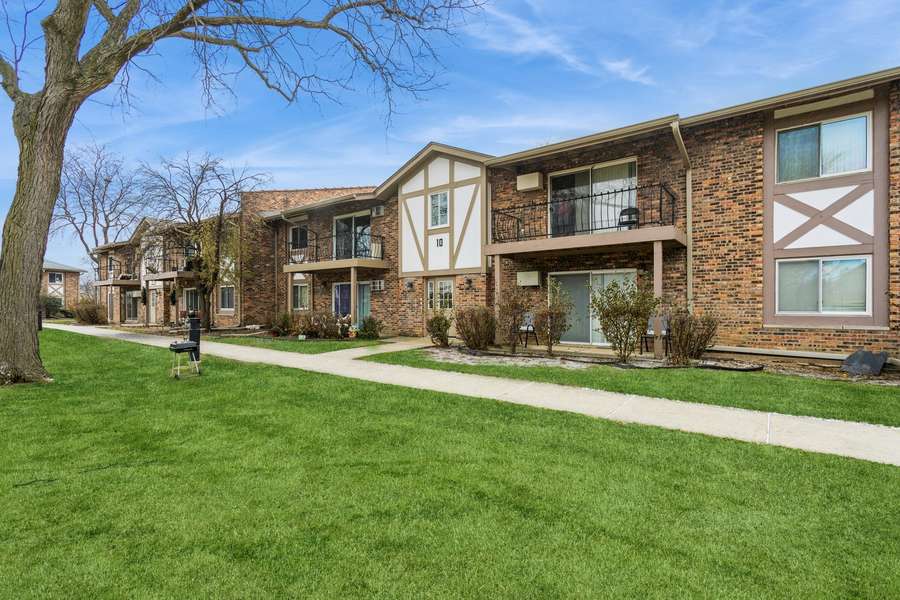 9S025 Lake DR #10-204, Willowbrook, IL 60527