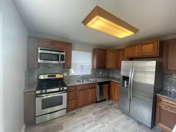 Steger, IL 60475,28 W 35th PL