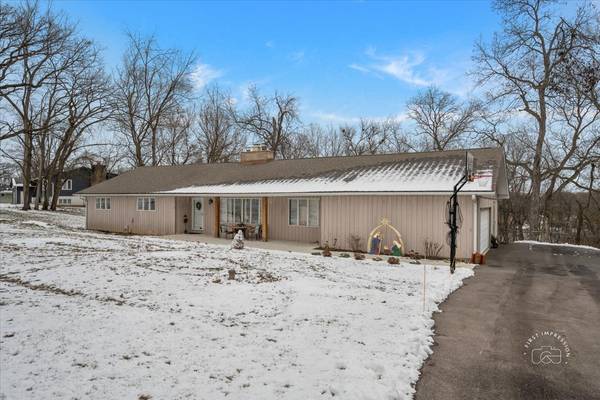 1081 Woodcliff DR, South Elgin, IL 60177