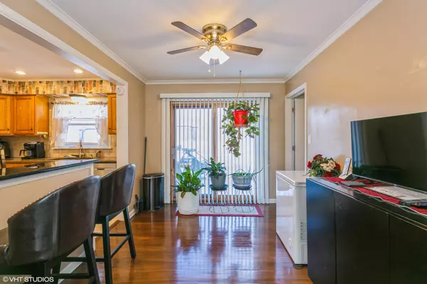 Flossmoor, IL 60422,916 Braemar RD