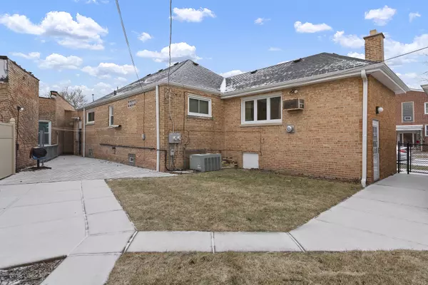 Chicago, IL 60630,5928 W Higgins AVE