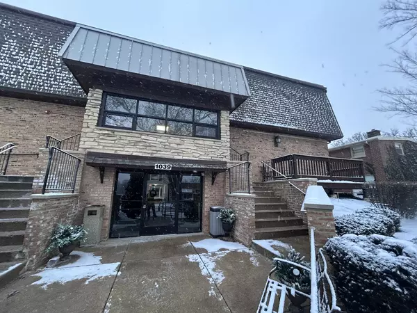 1039 COLLEGE AVE #F1, Wheaton, IL 60187