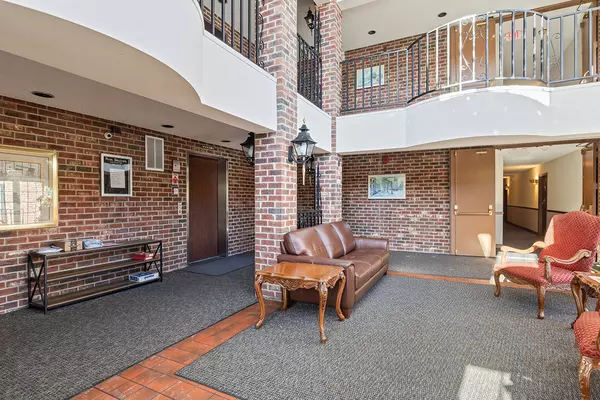 Elk Grove Village, IL 60007,520 Biesterfield RD #213D