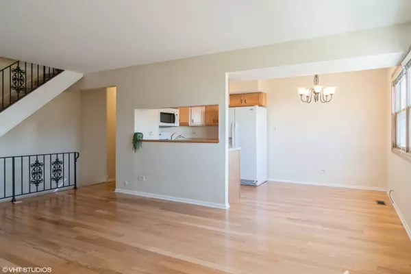 Deerfield, IL 60015,552 Inverrary LN