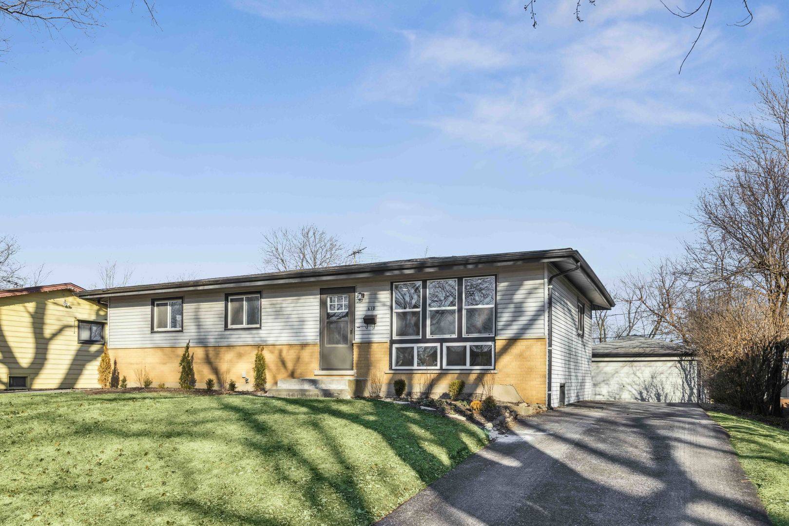 610 E Hackberry LN, Mount Prospect, IL 60056