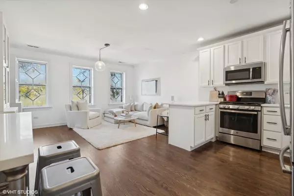 Chicago, IL 60614,2124 N HUDSON AVE #402