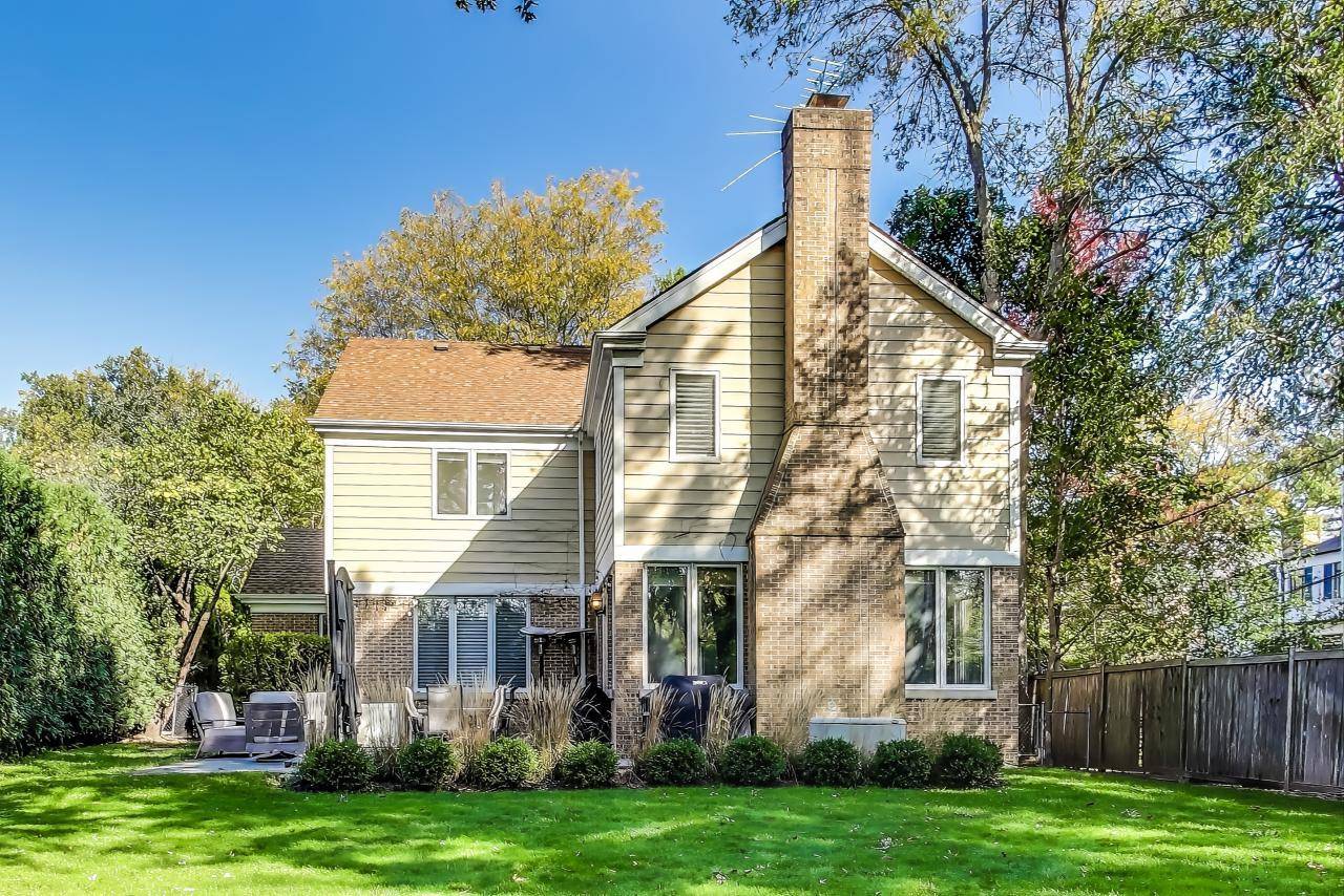 1340 Edgewood LN, Winnetka, IL 60093