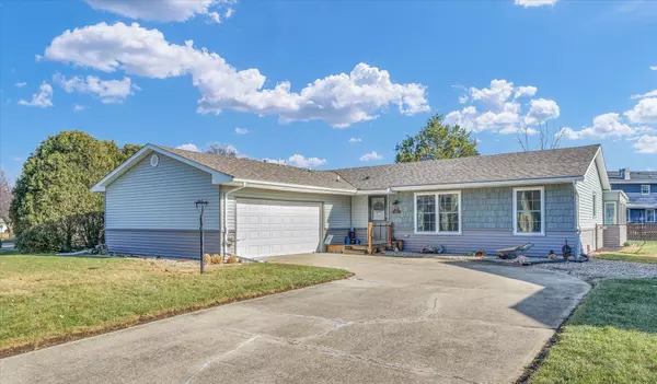 1812 Old Maple LN, Savoy, IL 61874