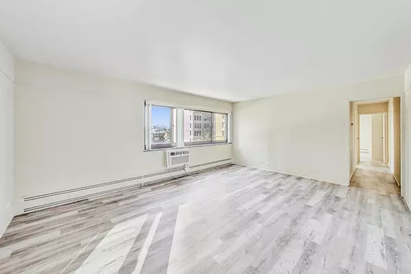 Chicago, IL 60649,7337 S South Shore DR #402