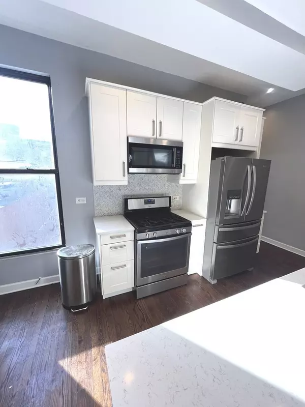 Chicago, IL 60653,713 E Bowen AVE