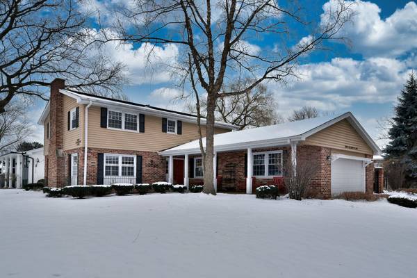 9 Elizabeth LN, Downers Grove, IL 60516