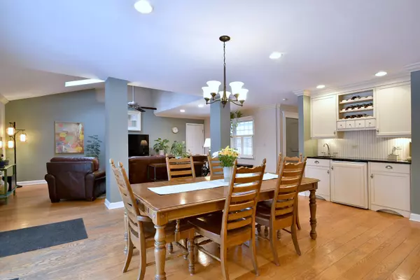 Downers Grove, IL 60516,9 Elizabeth LN