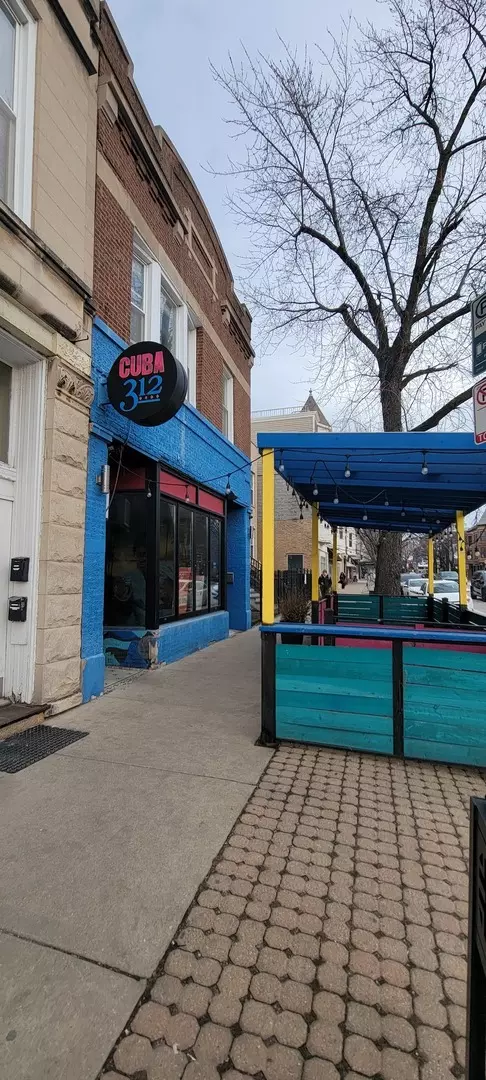 Chicago, IL 60618,2054 W Roscoe ST