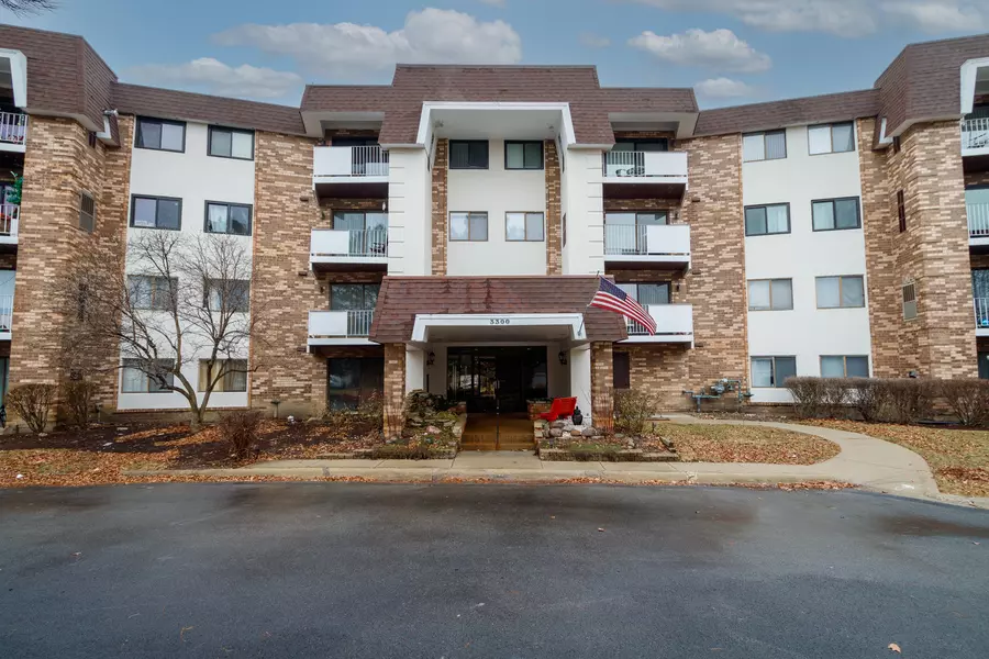 3300 N Carriageway DR #202, Arlington Heights, IL 60004