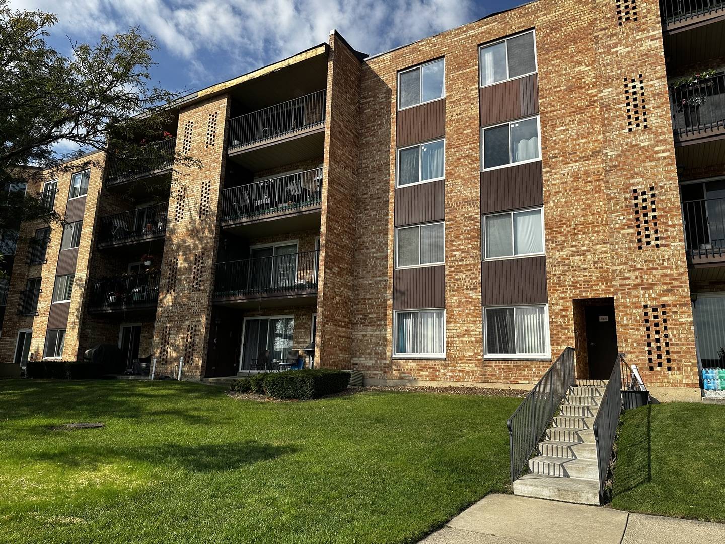 Mount Prospect, IL 60056,500 W Huntington Commons RD #152