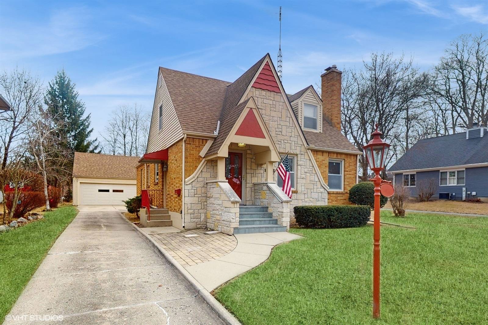 207 Lincoln AVE, Fox River Grove, IL 60021