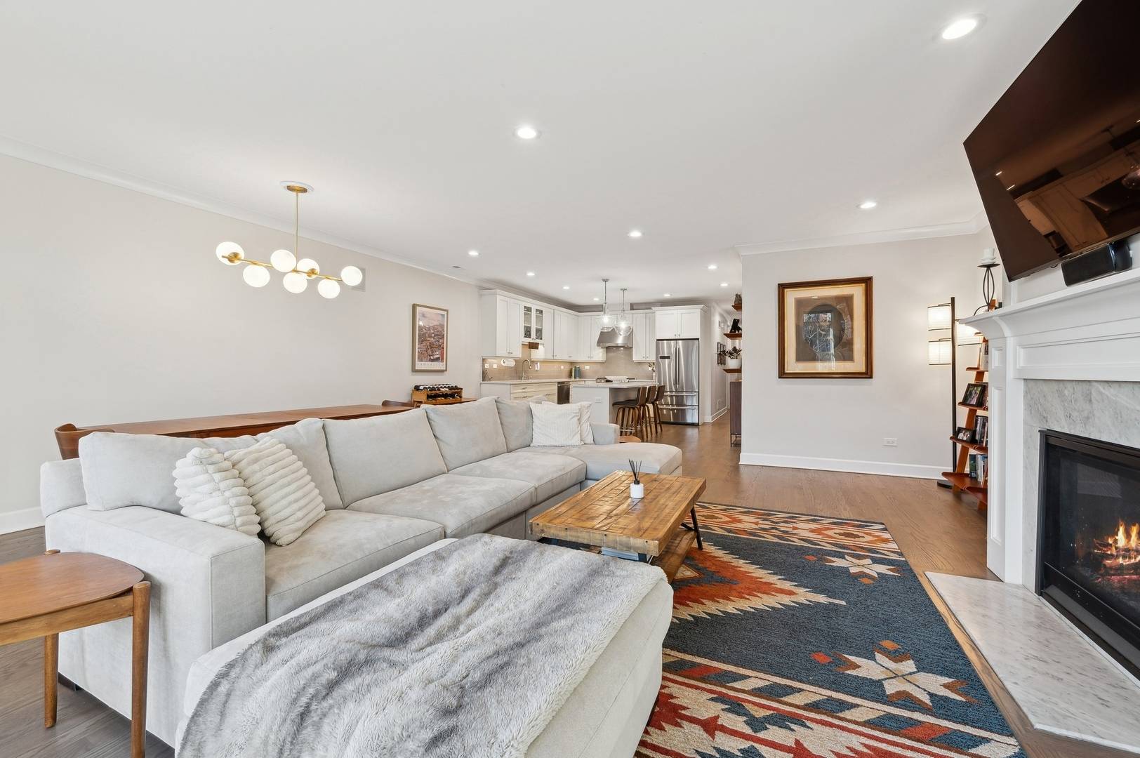 Chicago, IL 60618,2036 W Roscoe ST #2