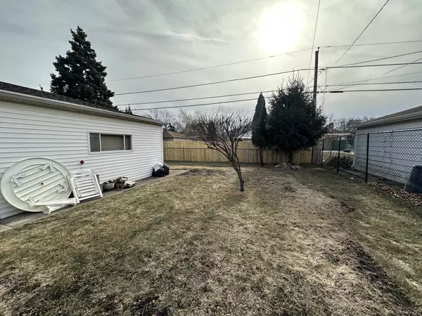 Niles, IL 60714,6947 W Howard ST