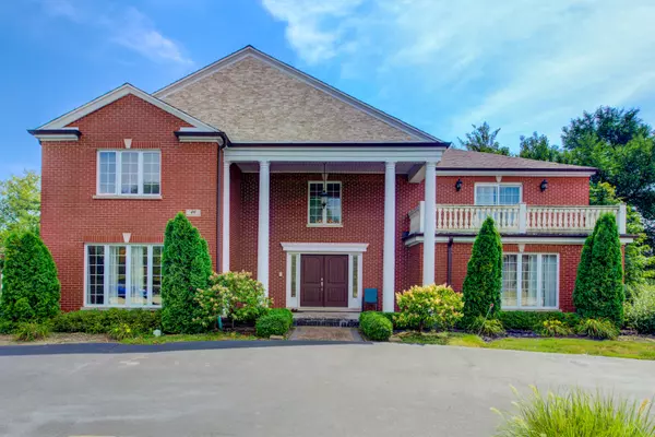 46 Hamilton LN, Oak Brook, IL 60523