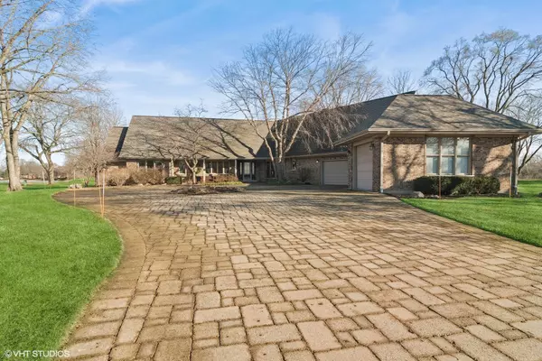 2323 Coach RD, Long Grove, IL 60047