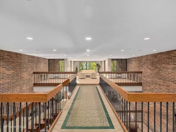 Hinsdale, IL 60521,1401 Burr Oak RD #202B