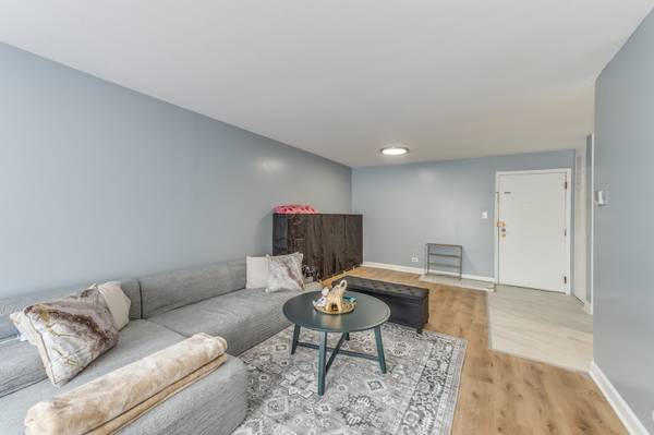 Mount Prospect, IL 60056,701 W Huntington Commons RD #103