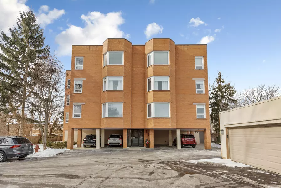 1635 N Milwaukee AVE #201, Libertyville, IL 60048