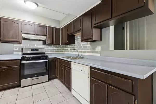 Streamwood, IL 60107,2074 Essex CT #2074