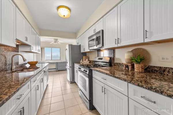 Arlington Heights, IL 60004,3350 N Carriageway DR #411