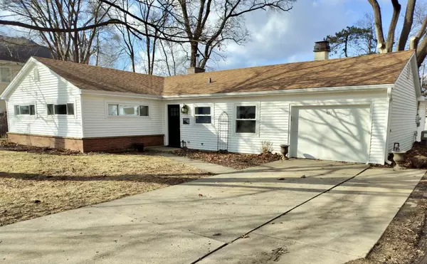 421 Countryside DR,  Wheaton,  IL 60187