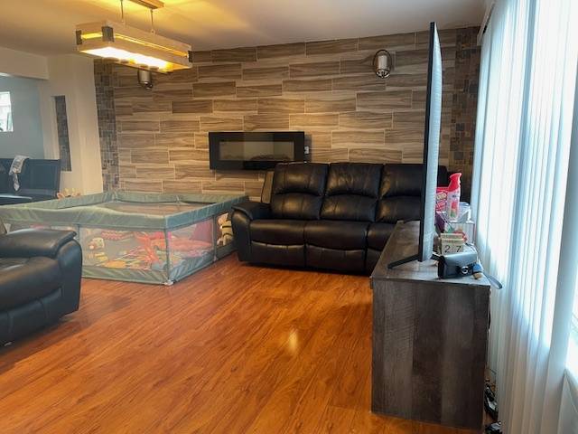 Chicago, IL 60649,2654 E 77th ST