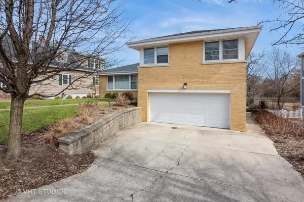 Glen Ellyn, IL 60137,327 Taylor AVE