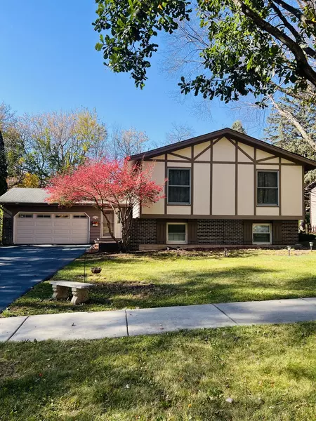 900 W Vista DR, Algonquin, IL 60102