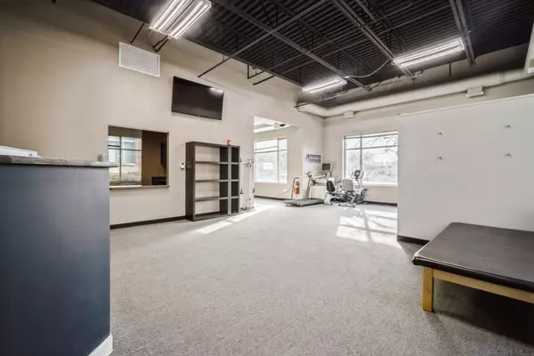 Schaumburg, IL 60173,800 E Woodfield RD #115-116
