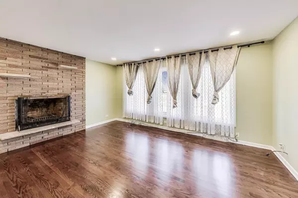 Bensenville, IL 60106,949 Daniel DR
