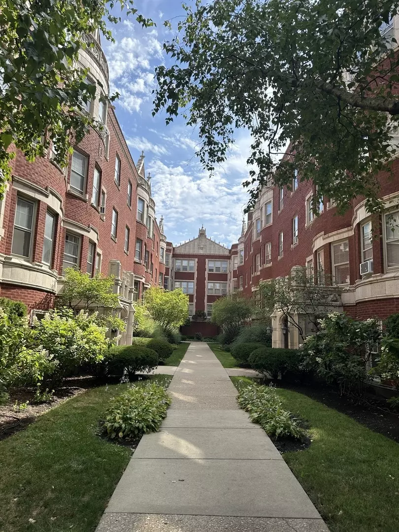 Oak Park, IL 60302,216 N Oak Park AVE #3AA
